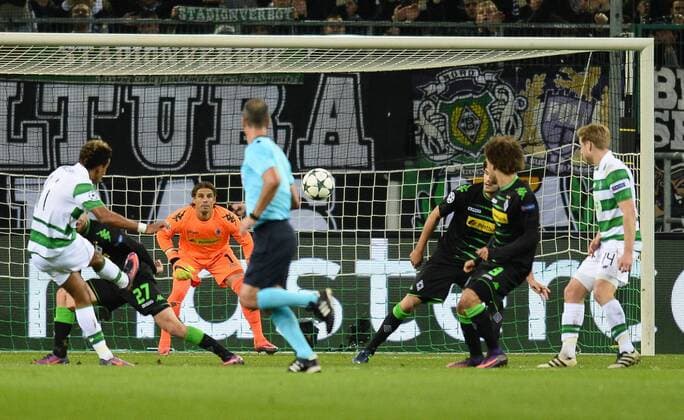 01.11.2016, xmhx, Fussball Champions League, Borussia Moenchengladbach - Celtic Glasgow, emspor, v.l. Scott Sinclair (Celtic Glasgow) trifft das Lattenkreuz, Pfosten, Julian Korb (Borussia Moenchengladbach), Yann Sommer (Borussia Moenchengladbach), Fabian Johnson (Borussia Moenchengladbach), Tobias Strobl (Borussia Moenchengladbach), Stuart Armstrong (Celtic Glasgow) Moenchengladbach