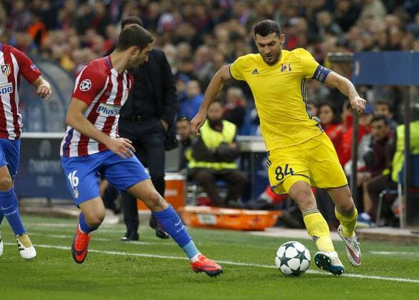 Atletico de Madrid s Croatian defense Sime Vrsaljko (L) fights for the ball with Rostov s midfielder Aleksandr Gatskan (R) during the UEFA Champions League 4th round groups phase match that both teams played at Vicente Calderon stadium in Madrid, Spain, 01 November 2016. ATLETICO MADRID VS. ROSTOV !ACHTUNG: NUR REDAKTIONELLE NUTZUNG!  MAD001 20161101-636136316508989109