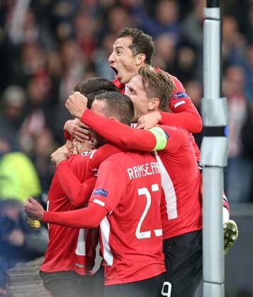 01.11.2016, Fussball Champions-League 2016 2017, Vorrunde 4.Spieltag, PSV Eindhoven - FC Bayern München, im Philips-Stadion Eindhoven (Holland). Jubel Eindhoven zum Tor zum 1:0 