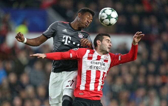 Bilder des Tages - SPORT 01.11.2016, Fussball Champions-League 2016 2017, Vorrunde 4.Spieltag, PSV Eindhoven - FC Bayern München, im Philips-Stadion Eindhoven (Holland). v.l. David Alaba (Bayern München) gegen Gaston Pereiro (PSV Eindhoven) 