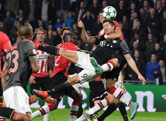 Bilder des Tages - SPORT 01.11.2016, xjhx, Fussball Champions League, PSV Eindhoven - FC Bayern Muenchen, emspor, v.l. Robert Lewandowski (FC Bayern Muenchen), Hector Moreno (PSV Eindhoven) Eindhoven