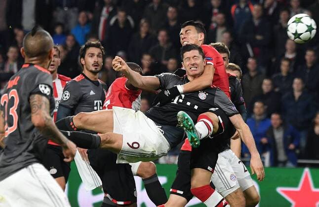 01.11.2016, xjhx, Fussball Champions League, PSV Eindhoven - FC Bayern Muenchen, emspor, v.l. Robert Lewandowski (FC Bayern Muenchen), Hector Moreno (PSV Eindhoven) Eindhoven