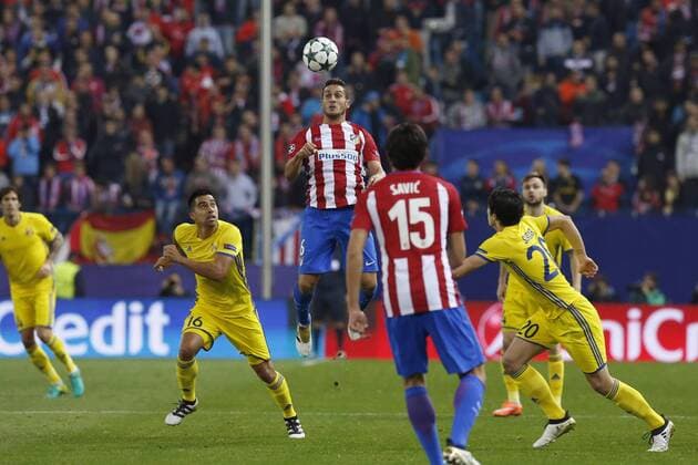 Atletico de Madrid s Spanish midfielder Jorge Resurreccion Koke (C) goes for a header between Rostov s Ecuadoran Christian Noboa (L) and Iranian Sardar Azmoun during the UEFA Champions League 4th round groups phase match that both teams played at Vicente Calderon stadium in Madrid, Spain, 01 November 2016. ATLETICO MADRID VS. ROSTOV !ACHTUNG: NUR REDAKTIONELLE NUTZUNG!  MAD001 20161101-636136319750192456