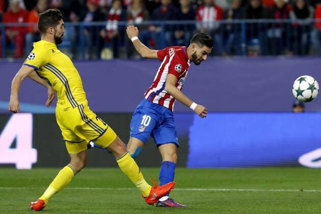 Atletico de Madrid s Belgian midfielder Yannick Carrasco (C) fights for the ball with Rostov s Slovenian defense Miha Mevlja (L) during the UEFA Champions League 4th round groups phase match that Atletico de Madrid and Rostov played at Vicente Calderon stadium in Madrid, Spain, 01 November 2016. ATLETICO MADRID VS. ROSTOV !ACHTUNG: NUR REDAKTIONELLE NUTZUNG!  MAD001 20161101-636136321138277134