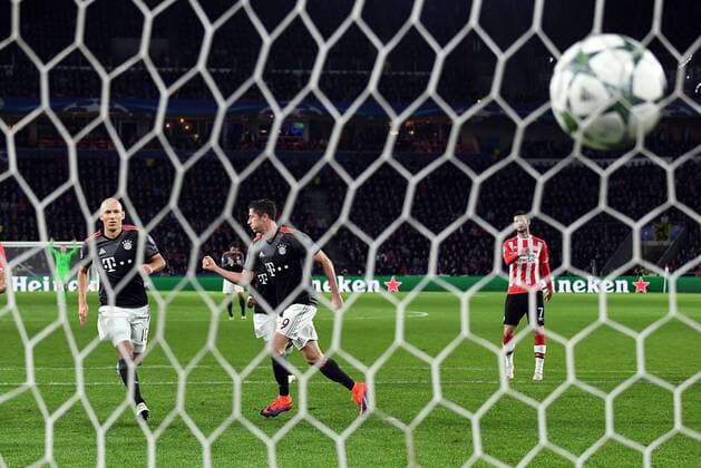 01.11.2016, xjhx, Fussball Champions League, PSV Eindhoven - FC Bayern Muenchen, emspor, v.l. Robert Lewandowski (FC Bayern Muenchen) celebrate the goal, Torjubel zum 1:1 Eindhoven