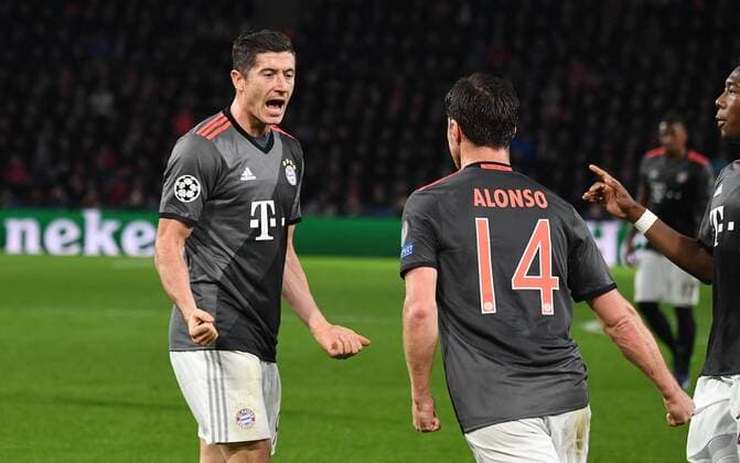 01.11.2016, xjhx, Fussball Champions League, PSV Eindhoven - FC Bayern Muenchen, emspor, v.l. Robert Lewandowski (FC Bayern Muenchen), Xabi Alonso (FC Bayern Muenchen) celebrate the goal, Torjubel zum 1:1 Eindhoven
