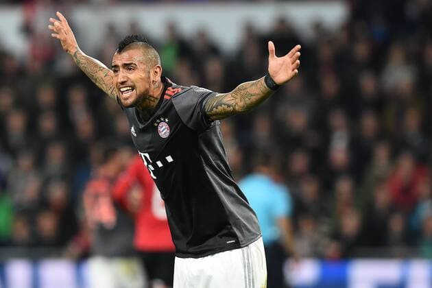 Fußball Champions League Gruppenphase 4. Spieltag PSV Eindhoven - Bayern München am 01.11.2016 im Philips-Stadion in Eindhoven Arturo Vidal ( München ) reklamiert xRx