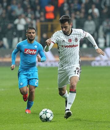 UEFA Champions League Group B match between Besiktas and Napoli at Vodafone Arena in Istanbul , Turkey ,November 01 , 2016. Final Score : Besiktas 1 - Napoli 1 Pictured : Oguzhan Ozyakup (R) of Besiktas and Lorenzo Insigne of Napoli. 