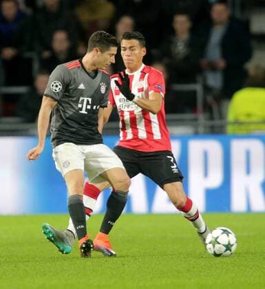 NED, UEFA CL, PSV Eindhoven (NL) vs FC Bayern München (NED) 01.11.2016, Philips-Stadion, Eindhoven, NED, UEFA CL, PSV Eindhoven (NL) vs FC Bayern München (NED) Robert Lewandowski (München), Hector Moreno (Eindhoven) nordphotoxBratic