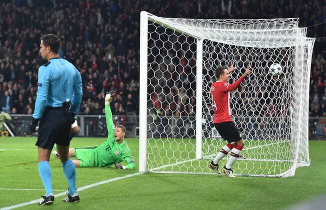 01.11.2016, Fussball UEFA Champions League 2016 17, Vorrunde, 4. Spieltag, PSV Eindhoven - FC Bayern Muenchen, antiago Arias (PSV Eindhoven), re., erzielt das Tor zum 1:0, Torwart Manuel Neuer (Bayern Muenchen) reklamiert Abseits