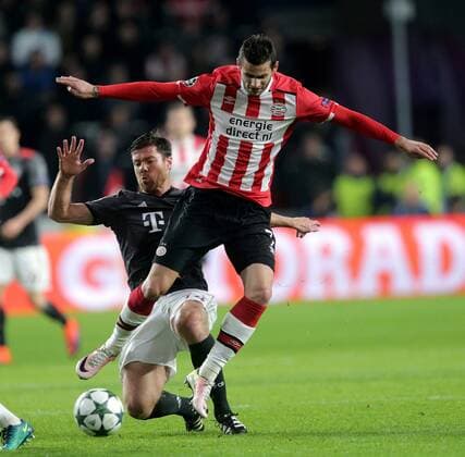 NED, UEFA CL, PSV Eindhoven (NL) vs FC Bayern München (NED) 01.11.2016, Philips-Stadion, Eindhoven, NED, UEFA CL, PSV Eindhoven (NL) vs FC Bayern München (NED) Xabi Alonso (München), Gaston Pereiro (Eindhoven) nordphotoxBratic