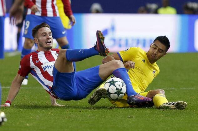 Bilder des Tages - SPORT Atletico de Madrid s striker Saul Niguez (L) fights for the ball with Rostov s Ecuadoran player Christian Noboa during the UEFA Champions League 4th round groups phase match that Atletico de Madrid and Rostov played at Vicente Calderon stadium in Madrid, Spain, 01 November 2016. ATLETICO MADRID VS. ROSTOV !ACHTUNG: NUR REDAKTIONELLE NUTZUNG!  MAD001 20161101-636136327949494162