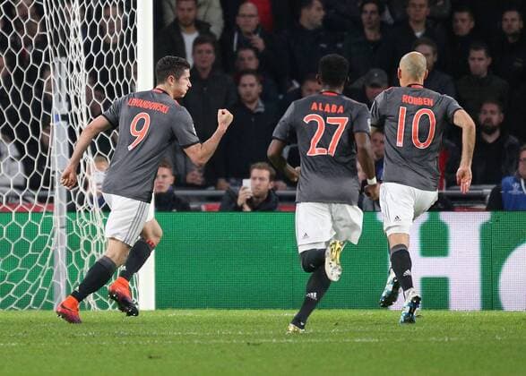 01.11.2016, Fussball UEFA Champions League 2016 17, Vorrunde, 4. Spieltag, PSV Eindhoven - FC Bayern Muenchen, Jubel (v.li.) Robert Lewandowski (Bayern Muenchen), David Alaba (Bayern Muenchen), Arjen Robben (Bayern Muenchen)