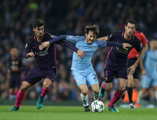 Bilder des Tages - SPORT David Silva of Manchester City muscled off the ball by Andre Gomes of Barcelona and Sergio Busquets of Barcelona during the Champions League Group C match at the Etihad Stadium, Manchester. Picture date: November 1st, 2016. Pic Simon Bellis Sportimage EDITORIAL USE ONLY. No use with unauthorised audio, video, data, fixture lists, club league logos or live services. Online in-match use limited to 120 images, no video emulation. No use in betting, games or single club league player publications.
