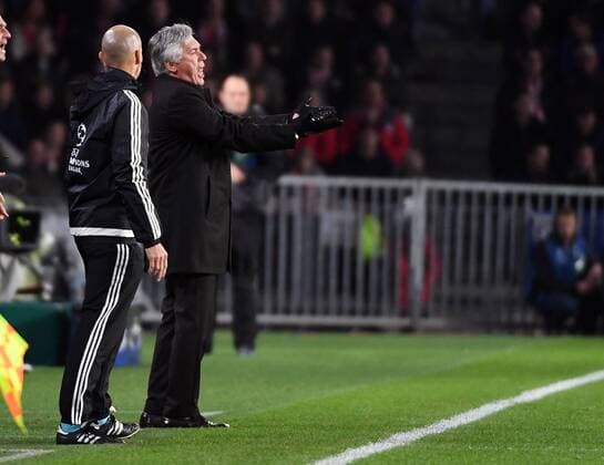01.11.2016, xjhx, Fussball Champions League, PSV Eindhoven - FC Bayern Muenchen, emspor, v.l. Carlo Ancelotti (Trainer FC Bayern Muenchen) gibt Anweisungen, gestikuliert, mit den Armen gestikulieren gives instructions, gesticulate. Eindhoven
