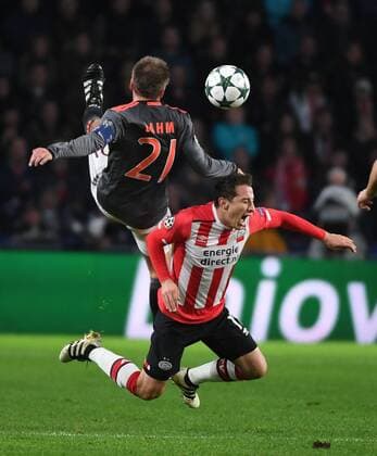 01.11.2016, xjhx, Fussball Champions League, PSV Eindhoven - FC Bayern Muenchen, emspor, v.l. Philipp Lahm (FC Bayern Muenchen), Andres Guardado (PSV Eindhoven) Eindhoven