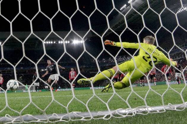 Robert Lewandowski (FC Bayern Muenchen 9) schiesst den Elfmeter zum 1:1 gegen Remko Pasveer ( PSV Eindhoven 22), PSV Eindhoven vs. FC Bayern Muenchen, UEFA Champions League, Fussball, 01.11.2016, Eindhoven Copyright: xLangerx xEibner-Pressefotox EP_HLR