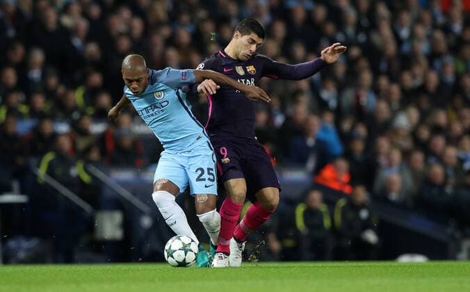 Football - 2016 2017 UEFA Champions League - Group C: Manchester City vs. Barcelona Fernandinho of Manchester City and Luis Suarez of Barcelona during the match at The Etihad Stadium. COLORSPORT LYNNE CAMERON 