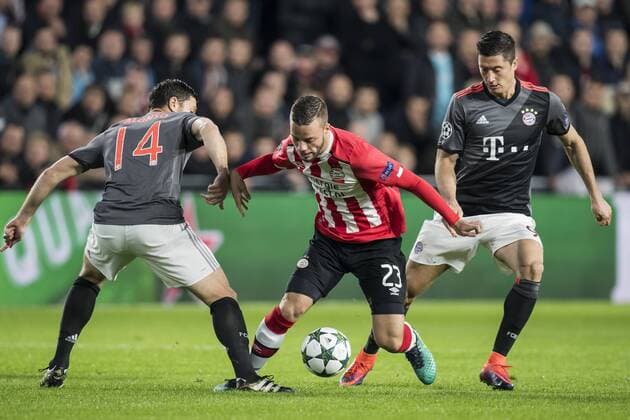 (L-R) Xabi Alonso of Bayern Munich, Bart Ramselaar of PSV, Robert Lewandowski of Bayern Munichduring the UEFA Champions League group D match between PSV Eindhoven and Bayern Munich on November 1, 2016 at the Philips stadium in Eindhoven, The Netherlands. PSV v Bayern Munich UEFA Champions League 2016 2017 xVIxGerritxvanxKeulenxIVx 6506239