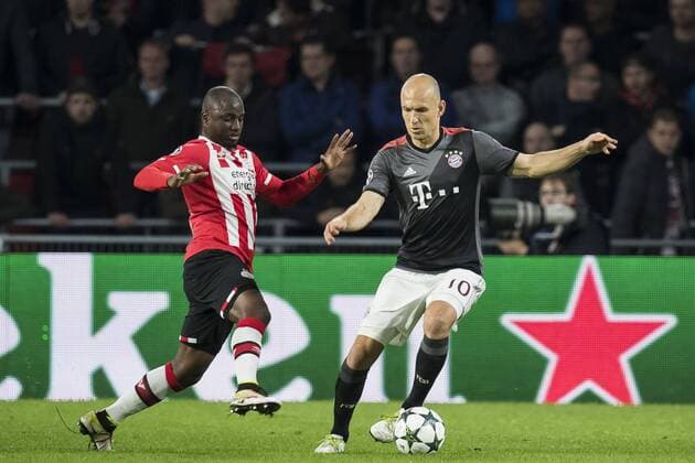 (L-R) Jetro Willems of PSV, Arjen Robben of Bayern Munichduring the UEFA Champions League group D match between PSV Eindhoven and Bayern Munich on November 1, 2016 at the Philips stadium in Eindhoven, The Netherlands. PSV v Bayern Munich UEFA Champions League 2016 2017 xVIxGerritxvanxKeulenxIVx 6506243