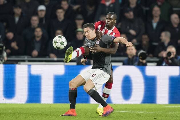(L-R) Robert Lewandowski of Bayern Munich, Nicolas Isimat Mirin of PSVduring the UEFA Champions League group D match between PSV Eindhoven and Bayern Munich on November 1, 2016 at the Philips stadium in Eindhoven, The Netherlands. PSV v Bayern Munich UEFA Champions League 2016 2017 xVIxGerritxvanxKeulenxIVx 6506251