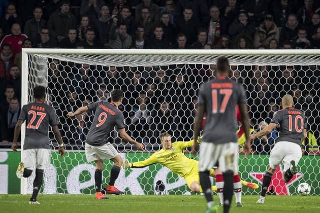 Robert Lewandowski of Bayern Munich scores a penaltyduring the UEFA Champions League group D match between PSV Eindhoven and Bayern Munich on November 1, 2016 at the Philips stadium in Eindhoven, The Netherlands. PSV v Bayern Munich UEFA Champions League 2016 2017 xVIxGerritxvanxKeulenxIVx 6506269