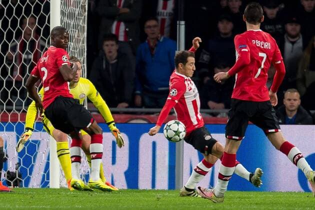 Eindhoven, Netherlands 01.11.2016, UEFA Champions League - 2016 17 Season, Group D - Matchday 4, PSV Eindhoven - FC Bayern Muenchen, hand von Andres Guardado (PSV) ( DeFodi001