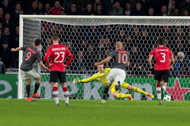 Eindhoven, Netherlands 01.11.2016, UEFA Champions League - 2016 17 Season, Group D - Matchday 4, PSV Eindhoven - FC Bayern Muenchen, TOR zum 1:1 durch Robert Lewandowski (FCB) ( DeFodi001