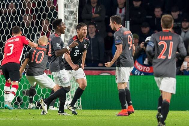Eindhoven, Netherlands 01.11.2016, UEFA Champions League - 2016 17 Season, Group D - Matchday 4, PSV Eindhoven - FC Bayern Muenchen, jubelt um Robert Lewandowski (FCB) nach seinem treffer zum 1:1 ( DeFodi001
