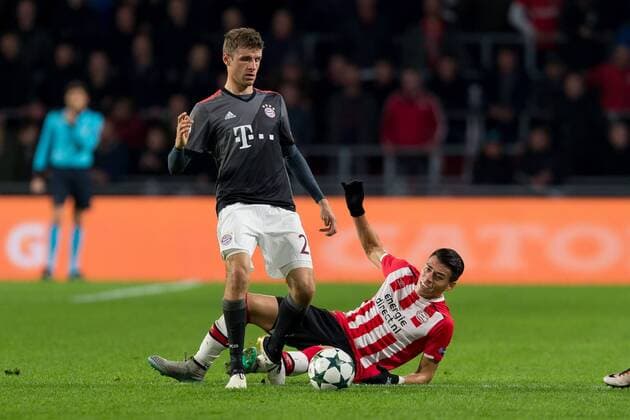 Eindhoven, Netherlands 01.11.2016, UEFA Champions League - 2016 17 Season, Group D - Matchday 4, PSV Eindhoven - FC Bayern Muenchen, Thomas Mueller (FCB) gegen Hector Moreno (PSV) ( DeFodi001