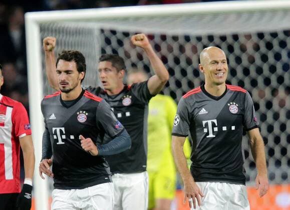 NED, UEFA CL, PSV Eindhoven (NL) vs FC Bayern München (GER) 01.11.2016, Philips-Stadion, Eindhoven, NED, UEFA CL, PSV Eindhoven (NL) vs FC Bayern München (GER) Robert Lewandowski (München) freut sich über das 1:1 nordphotoxBratic