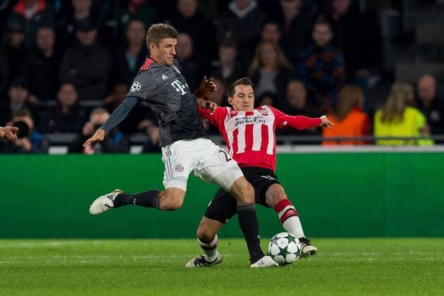 Eindhoven, Netherlands 01.11.2016, UEFA Champions League - 2016 17 Season, Group D - Matchday 4, PSV Eindhoven - FC Bayern Muenchen, Thomas Mueller (FCB) gegen Andres Guardado (PSV) ( DeFodi001