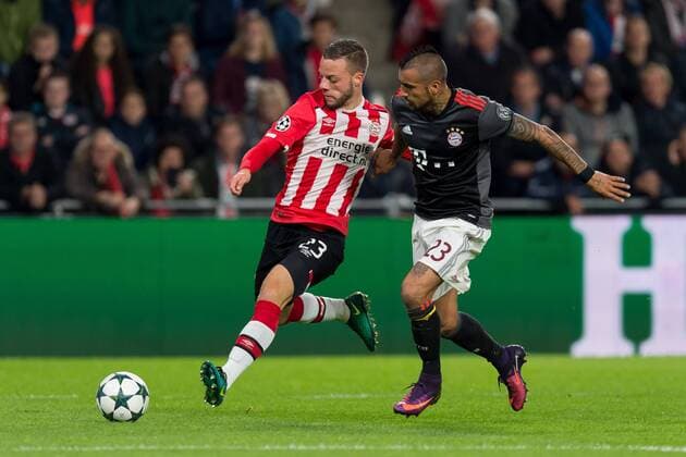 Eindhoven, Netherlands 01.11.2016, UEFA Champions League - 2016 17 Season, Group D - Matchday 4, PSV Eindhoven - FC Bayern Muenchen, Bart Ramselaar (PSV) gegen Arturo Vidal (FCB) ( DeFodi001