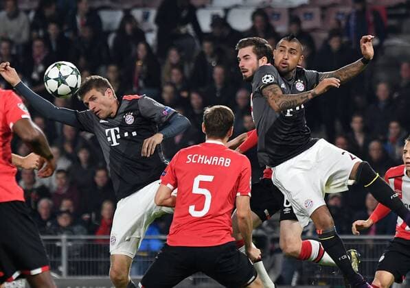 01.11.2016, xjhx, Fussball Champions League, PSV Eindhoven - FC Bayern Muenchen, emspor, v.l. Thomas Mueller (FC Bayern Muenchen), Daniel Schwaab (PSV Eindhoven), Arturo Vidal (FC Bayern Muenchen), Davy Proepper (PSV Eindhoven) Eindhoven