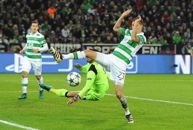 01.11.2016, xmhx, Fussball Champions League, Borussia Moenchengladbach - Celtic Glasgow, emspor, v.l. Erik Sviatchenko (Celtic Glasgow), Craig Gordon (Celtic Glasgow), Mikael Lustig (Celtic Glasgow) Moenchengladbach