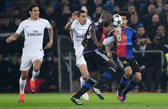 FUSSBALL CHAMPIONS LEAGUE SAISON 2016 2017 GRUPPENPHASE FC Basel - Paris Saint-Germain 01.11.2016 Angel Di Maria (Mitte li, Paris Saint-Germain) gegen Eder Balanta (Mitte re, FC Basel) beobachtet von Edinson Cavani (li, Paris Saint-Germain) 
