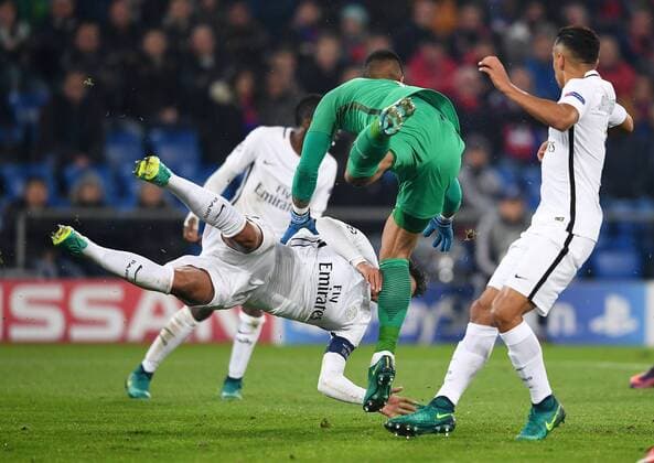 FUSSBALL CHAMPIONS LEAGUE SAISON 2016 2017 GRUPPENPHASE FC Basel - Paris Saint-Germain 01.11.2016 Abflug; Thiago Silva (li, Paris Saint-Germain) kracht in Torwart Torwart Alphonse Areola (Paris Saint-Germain) 
