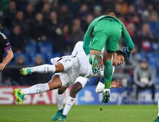 Bilder des Tages - SPORT FUSSBALL CHAMPIONS LEAGUE SAISON 2016 2017 GRUPPENPHASE FC Basel - Paris Saint-Germain 01.11.2016 Abflug; Thiago Silva (li, Paris Saint-Germain) kracht in Torwart Torwart Alphonse Areola (Paris Saint-Germain) 
