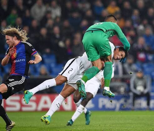 FUSSBALL CHAMPIONS LEAGUE SAISON 2016 2017 GRUPPENPHASE FC Basel - Paris Saint-Germain 01.11.2016 Abflug; Thiago Silva (Mitte, Paris Saint-Germain) kracht in Torwart Torwart Alphonse Areola (re, Paris Saint-Germain) und Birkir Bjarnason (li, FC Basel) 