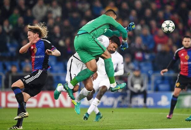 FUSSBALL CHAMPIONS LEAGUE SAISON 2016 2017 GRUPPENPHASE FC Basel - Paris Saint-Germain 01.11.2016 Abflug; Thiago Silva (Mitte, Paris Saint-Germain) kracht in Torwart Torwart Alphonse Areola (Paris Saint-Germain) und Birkir Bjarnason (li, FC Basel) 