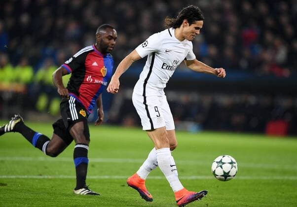 FUSSBALL CHAMPIONS LEAGUE SAISON 2016 2017 GRUPPENPHASE FC Basel - Paris Saint-Germain 01.11.2016 Edinson Cavani (re, Paris Saint-Germain) am Ball gegen Eder Balanta (FC Basel) 