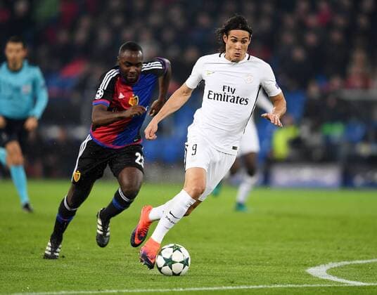 FUSSBALL CHAMPIONS LEAGUE SAISON 2016 2017 GRUPPENPHASE FC Basel - Paris Saint-Germain 01.11.2016 Edinson Cavani (re, Paris Saint-Germain) am Ball gegen Eder Balanta (FC Basel) 