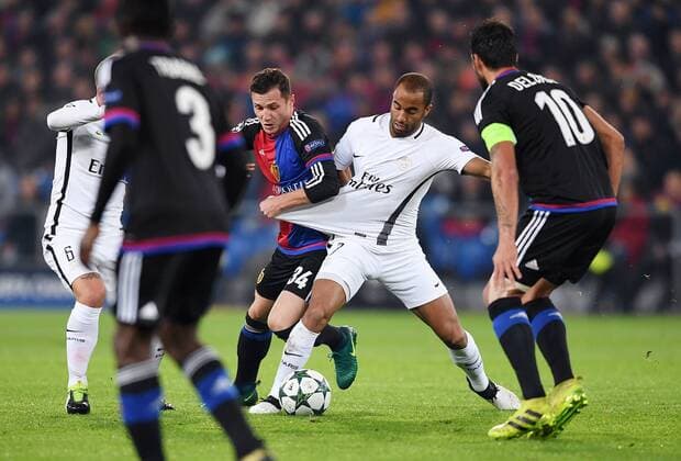 FUSSBALL CHAMPIONS LEAGUE SAISON 2016 2017 GRUPPENPHASE FC Basel - Paris Saint-Germain 01.11.2016 Textilbremse; Taulant Xhaka (Mitte li, FC Basel) haelt Lucas (Mitte re, Paris Saint-Germain) 