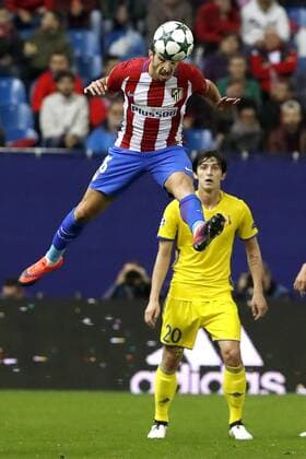 Atletico de Madrid s Croatian defense Sime Vrsaljko (L) goes for a header against Rostov s Iranian player Sadar Azmoun during the UEFA Champions League 4th round groups phase match that Atletico de Madrid and Rostov played at Vicente Calderon stadium in Madrid, Spain, 01 November 2016. EFE Javier Lizon ATLETICO MADRID VS. ROSTOV !ACHTUNG: NUR REDAKTIONELLE NUTZUNG!  MAD001 20161101-636136341428033358