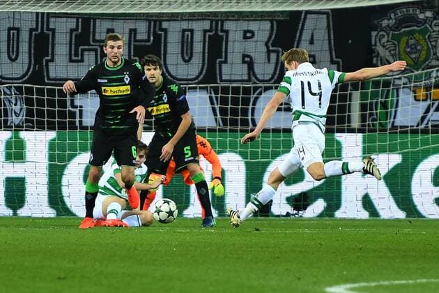 GER, Borussia Mönchengladbach (GER) vs. Celtic Glasgow (SCO) 01.11.2016, Borussia Park , Moenchengladbach , CL, Gruppe C, 4. Spieltag, GER, Borussia Mönchengladbach (GER) vs. Celtic Glasgow (SCO) im Bild: Torchance für STUART ARMSTRONG (Glasgow 14),vor re Christoph Kramer (Gladbach 6), und liTobias Strobl (Gladbach 5), Foto © nordphoto Meuter nordphotox xMeuter