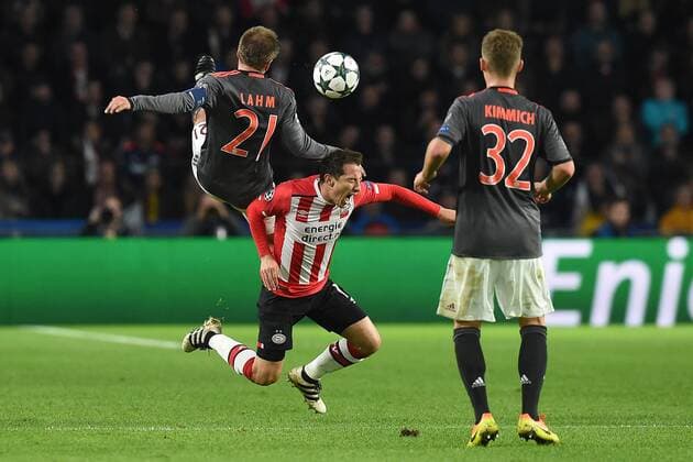 Fußball Champions League Gruppenphase 4. Spieltag PSV Eindhoven - Bayern München am 01.11.2016 im Philips-Stadion in Eindhoven Philipp Lahm ( München ), links - Andres Guardalo ( Eindhoven ), mitte - Joshua Kimmich ( München ), rechts xRx