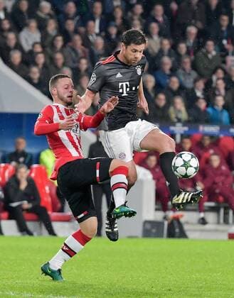 xtwx, 01.11.2016, Fussball Champions League, PSV Eindhoven - FC Bayern München (Muenchen), Gruppe D - 4. Spieltag Bart Ramselaar (Eindhoven), Xabi Alonso (Bayern) Eindhoven