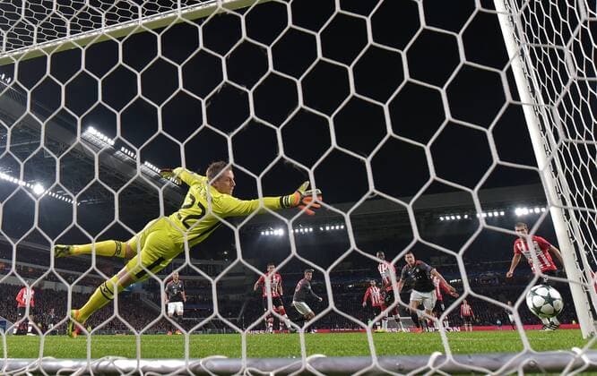 Bilder des Tages - SPORT xtwx, 01.11.2016, Fussball Champions League, PSV Eindhoven - FC Bayern München (Muenchen), Gruppe D - 4. Spieltag Pfosten Thomas Mueller (Bayern), Torwart Remko Pasveer (Eindhoven) Eindhoven