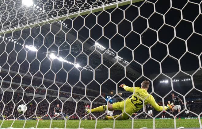 xtwx, 01.11.2016, Fussball Champions League, PSV Eindhoven - FC Bayern München (Muenchen), Gruppe D - 4. Spieltag 1:0 Tor, Elfemter Robert Lewandowski (Bayern), Torwart Remko Pasveer (Eindhoven) Eindhoven