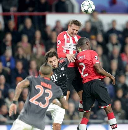 NED, UEFA CL, PSV Eindhoven (NL) vs FC Bayern München (GER) 01.11.2016, Philips-Stadion, Eindhoven, NED, UEFA CL, PSV Eindhoven (NL) vs FC Bayern München (GER) Arturo Vidal (München), Mats Hummels (München), Luuk de Jong (Eindhoven), Nicolas Isimat-Mirin (Eindhoven) nordphotoxBratic